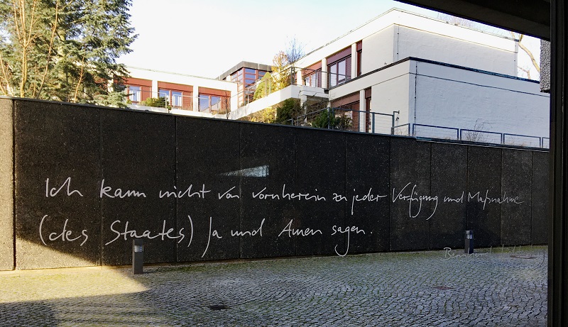 Zitat von Bernhard Lichtenberg auf einer Glasscheibe im Eingangsbereich  der Gedenkkirche Maria Regina Martyrum in Berlin-Charlottenburg. Foto: Matthias Lemke