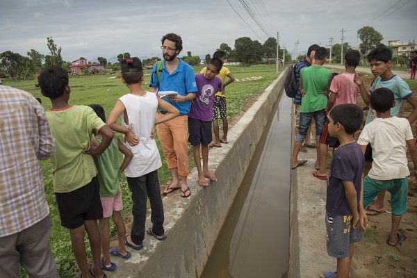 Ein Zivi unterstützt Wasserversorgungsprojekte in Nepal. © Prabin Manandhar Wasserversorgungsprojekt in Nepal. © Prabin Manandhar