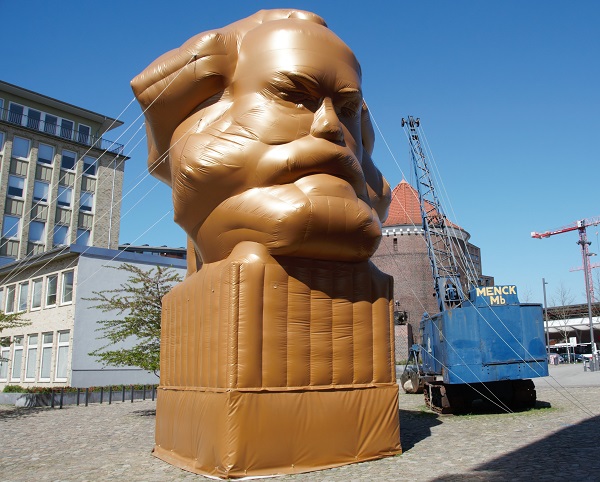 Marx vor dem Museum der Arbeit