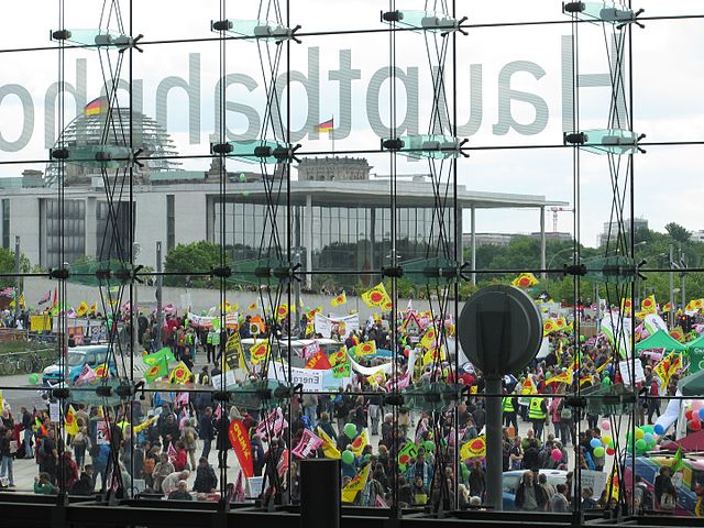Die Energiewende ist ein gesellschaftliches Großprojekt und bewegt die Gesellschaft, wie etwa bei dieser Demonstration „Energiewende nicht kentern lassen!“ im Mai 2014 in Berlin deutlich wurde. Foto: Molgreen / Wikimedia Commons. Lizenz: CC BY-SA 3.0. https://commons.wikimedia.org/wiki/File:Energiewende-Demo_am_Berliner_Hauptbahnhof.jpg